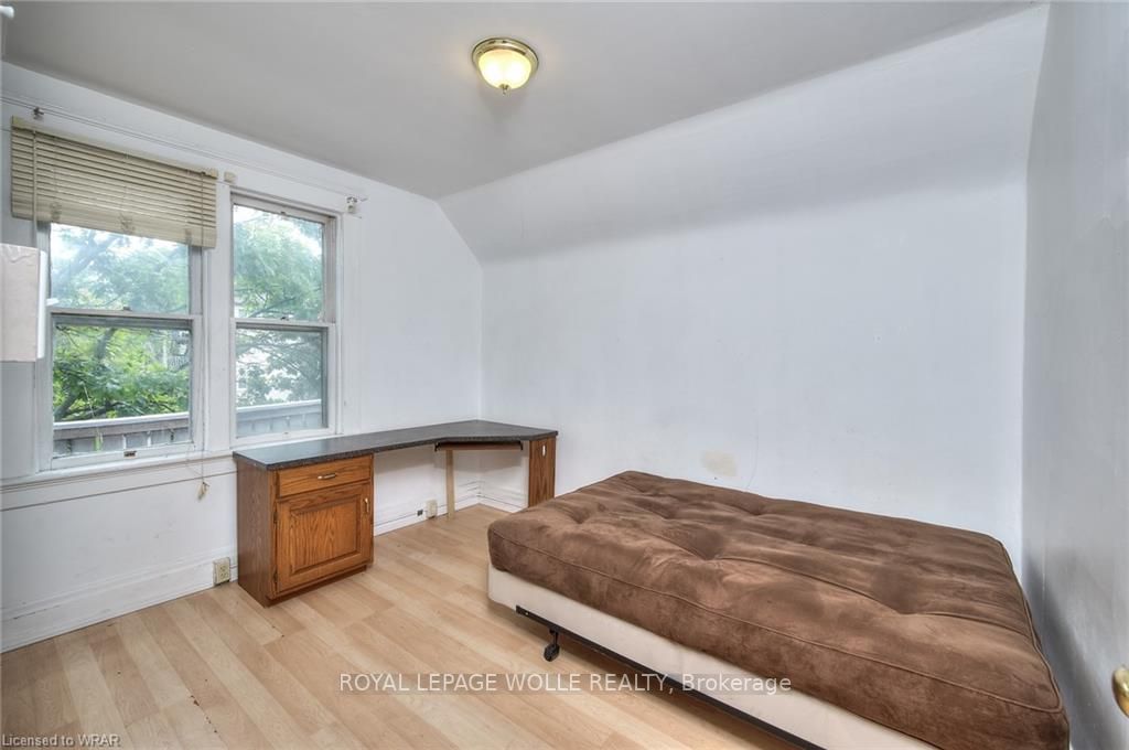 114 Erb St W