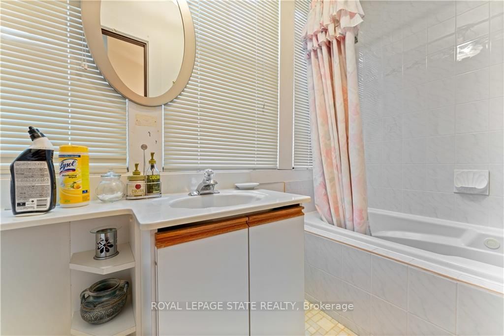 32 Rosslyn Ave S