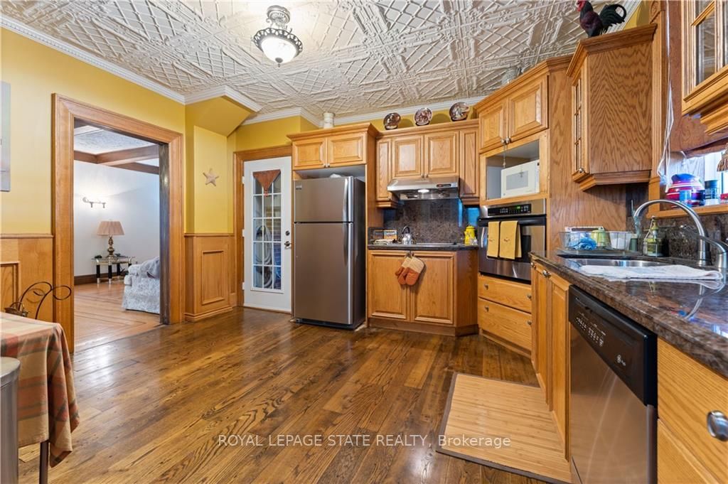 32 Rosslyn Ave S