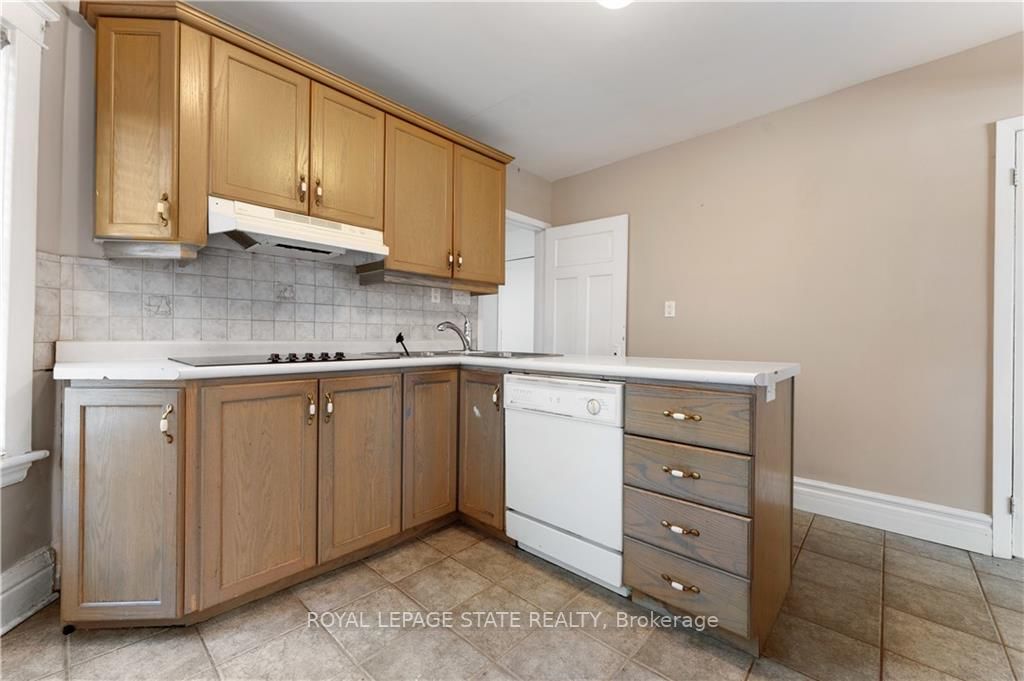 32 Rosslyn Ave S