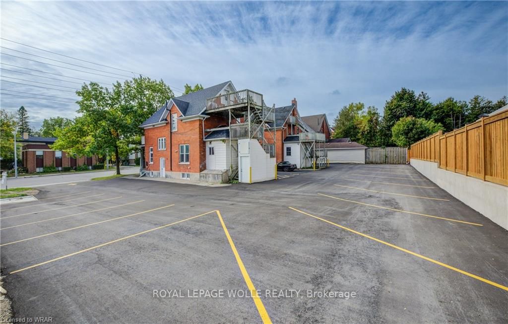 110-116 Erb St W