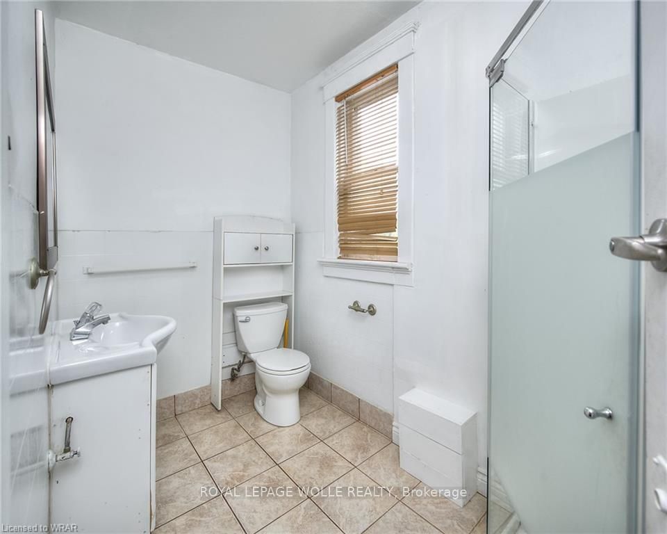 110-116 Erb St W