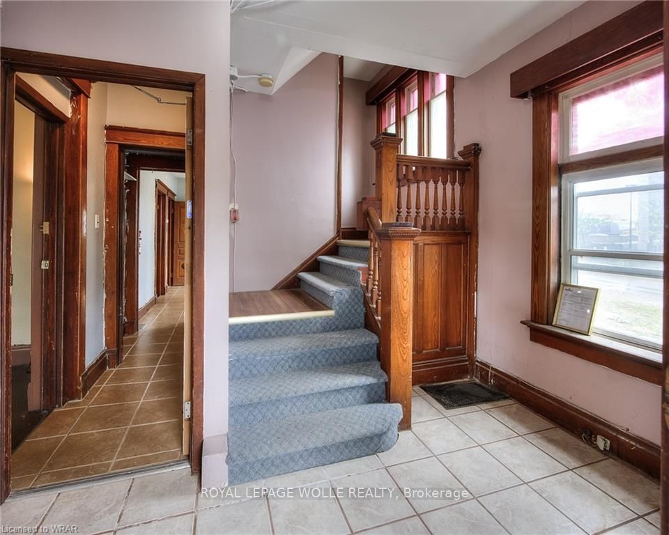 110-116 Erb St W