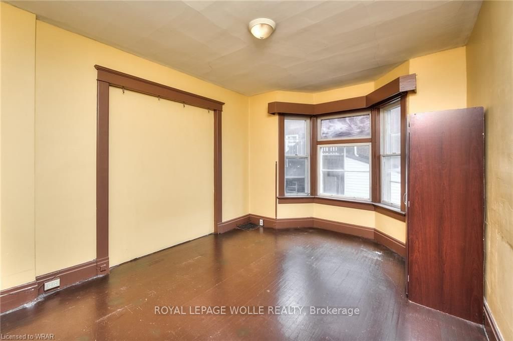 110-116 Erb St W