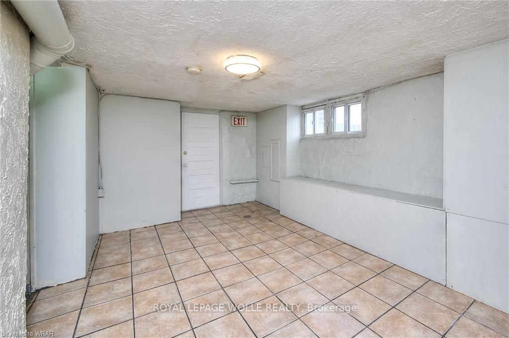 110-116 Erb St W