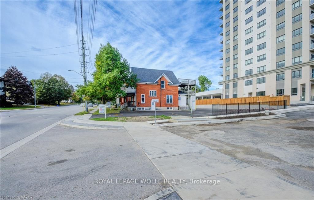 110-116 Erb St W