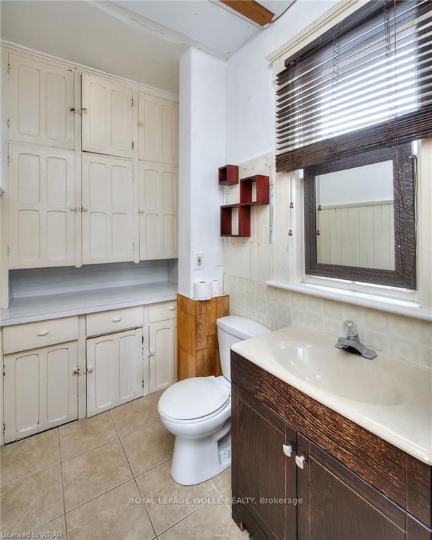 110-116 Erb St W
