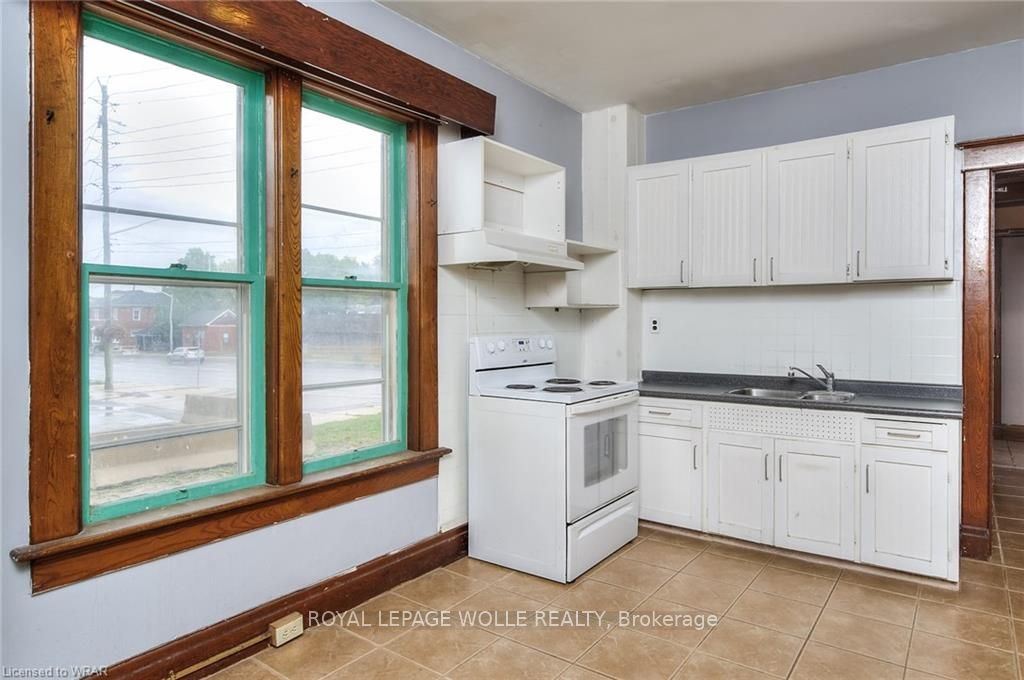 110-116 Erb St W