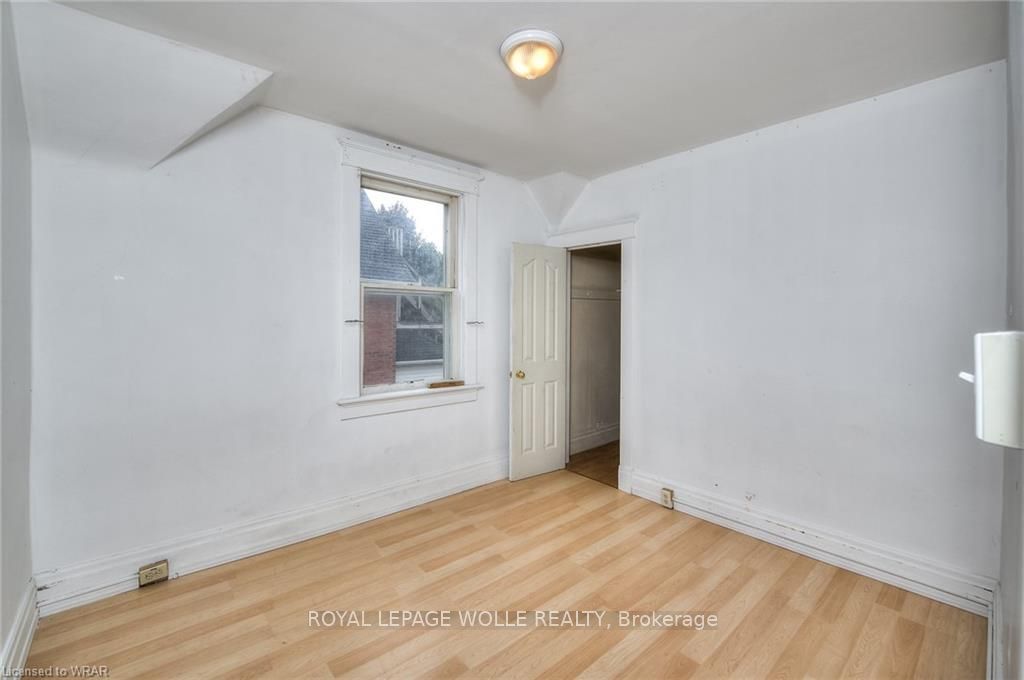 110-116 Erb St W