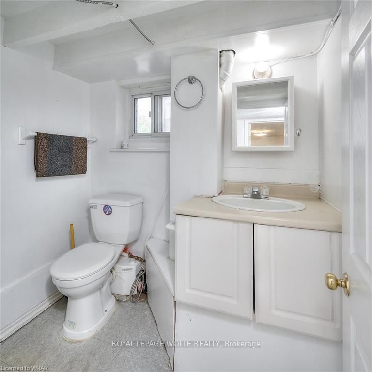 110-116 Erb St W