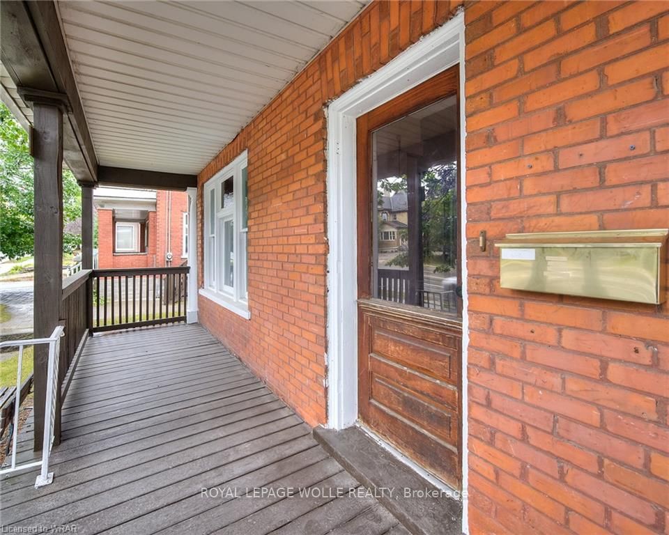 110-116 Erb St W