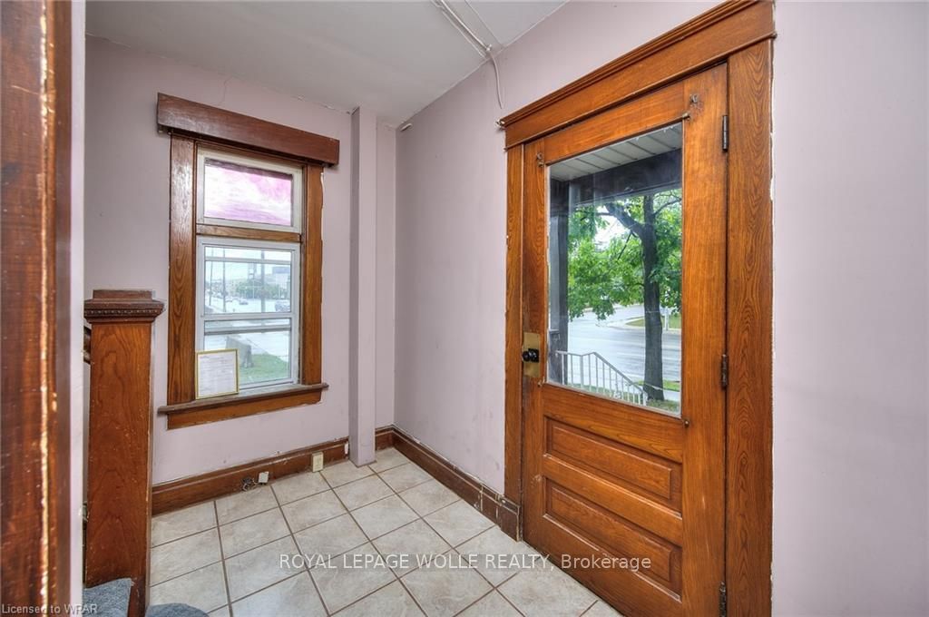 110-116 Erb St W