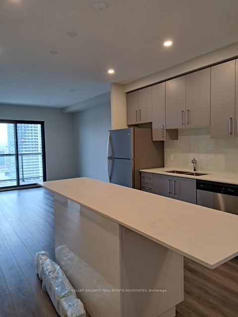 15 Queen St S, #1912