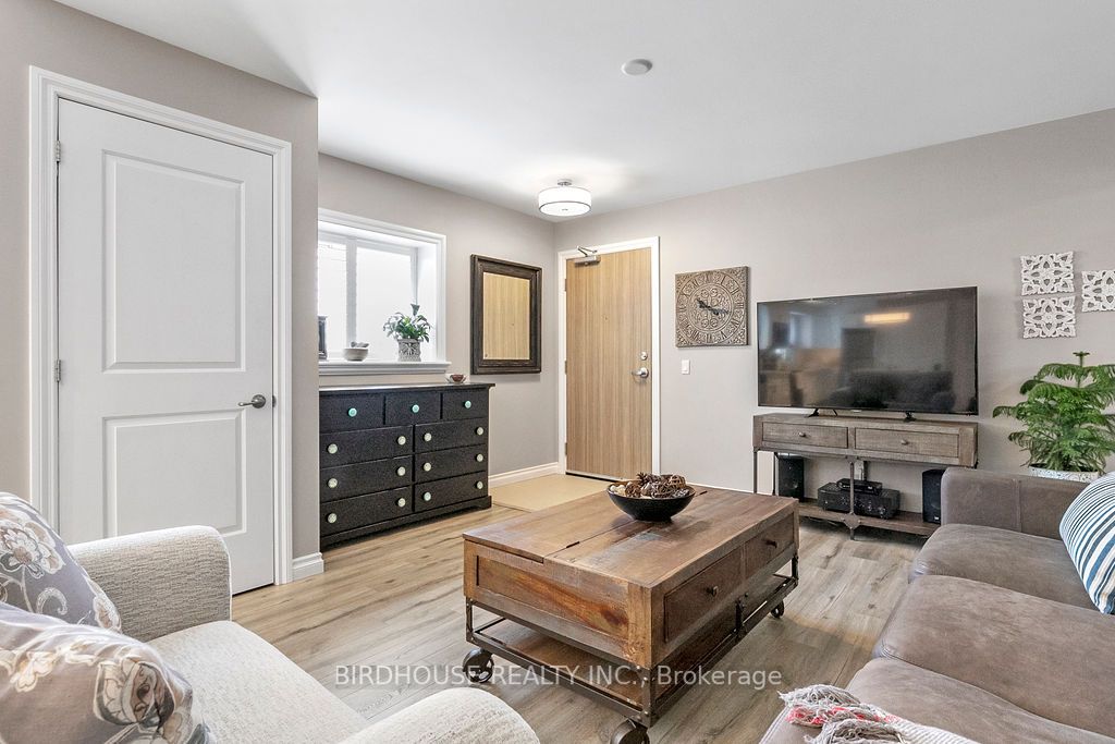 25 King St, #301