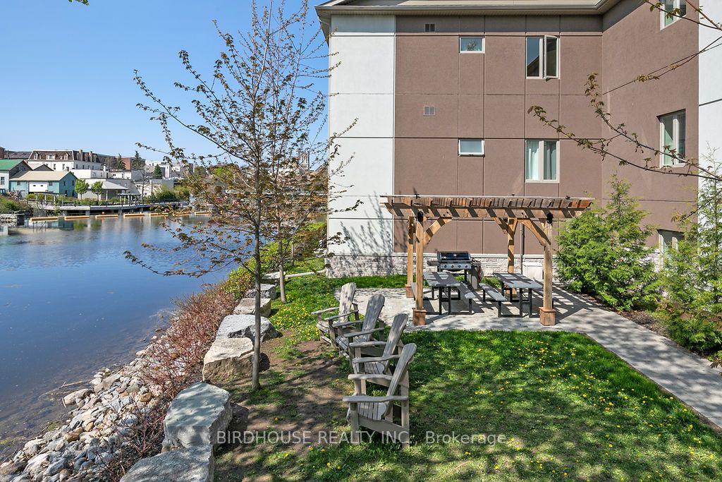 25 King St, #301