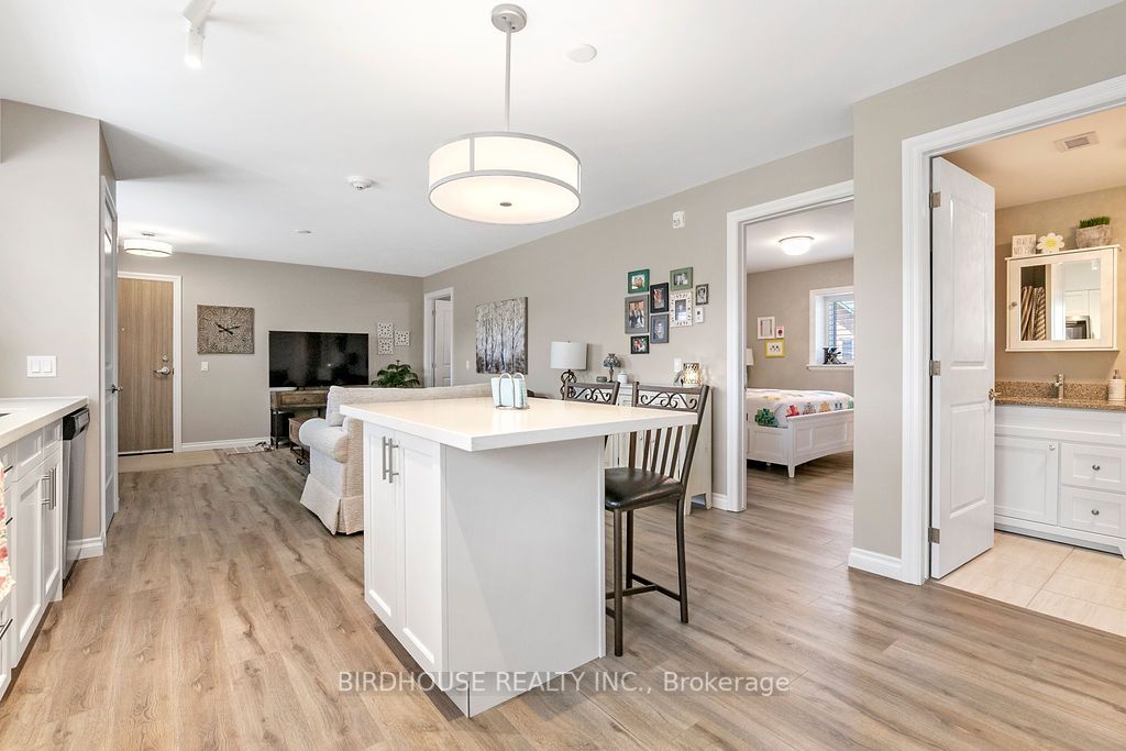 25 King St, #301
