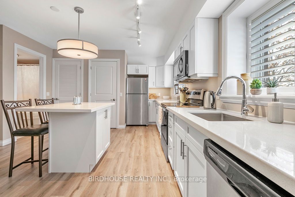 25 King St, #301