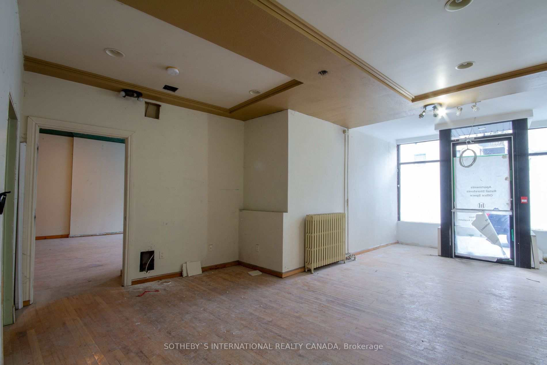463 King St E
