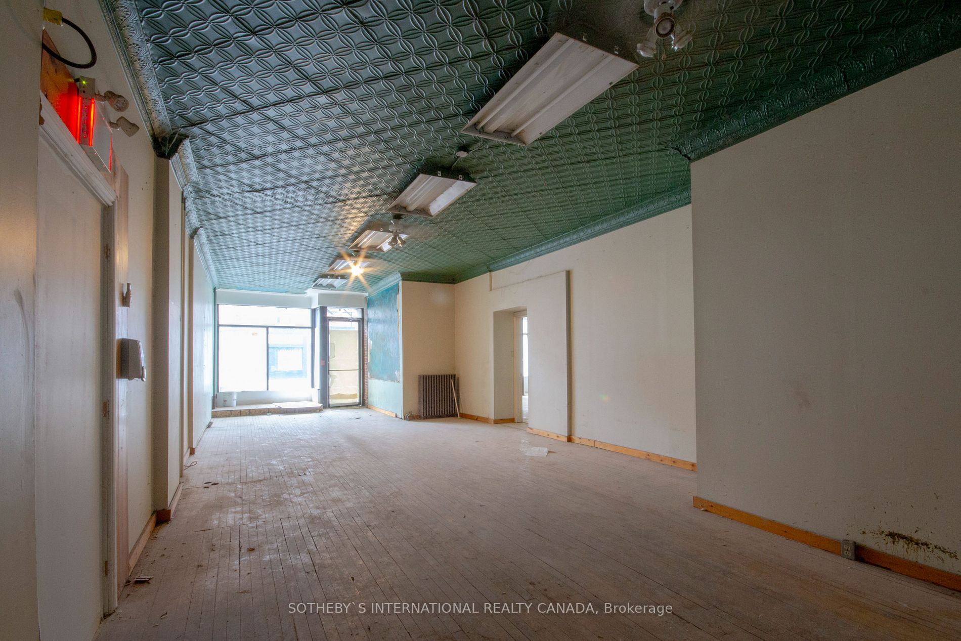 463 King St E