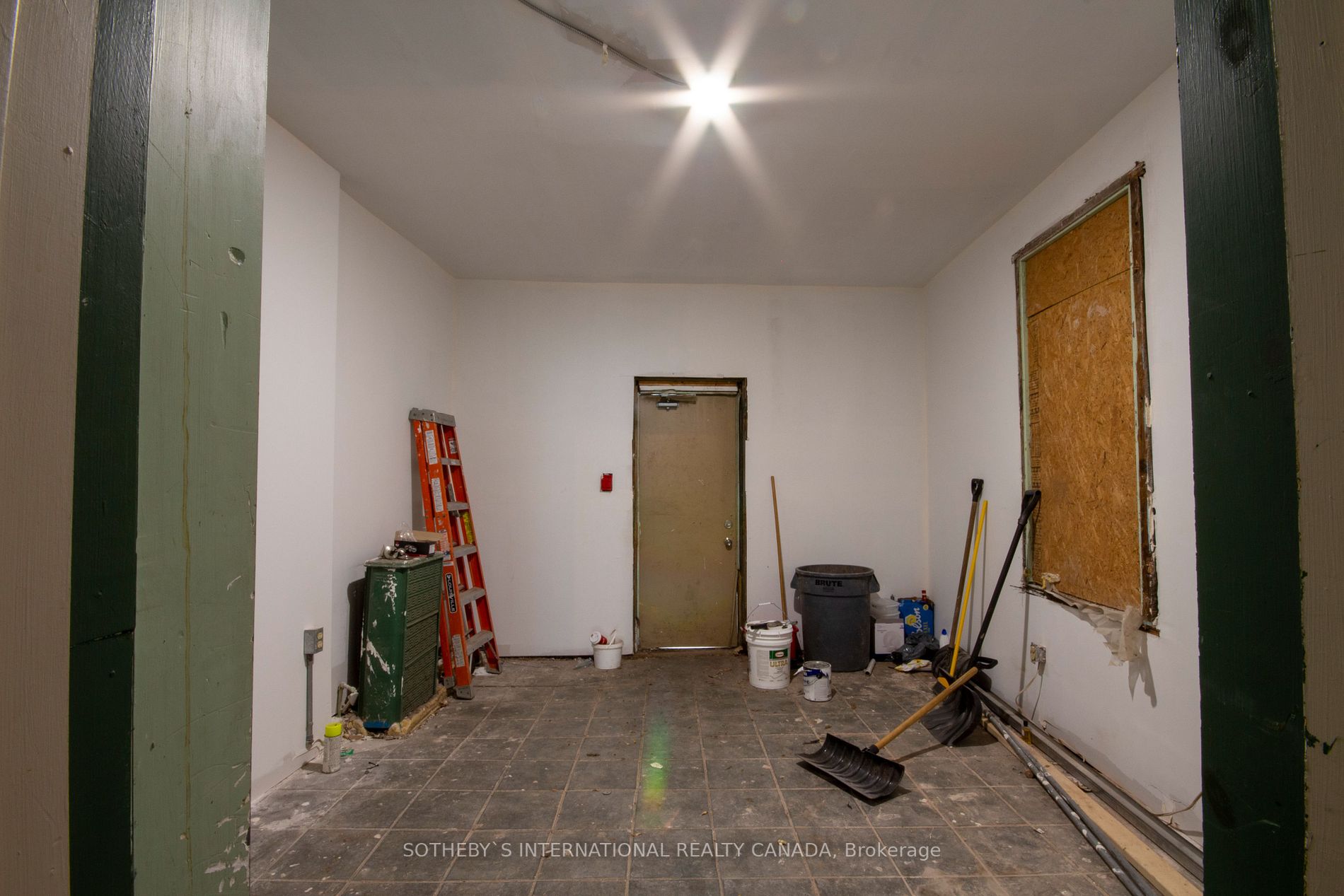 463 King St E