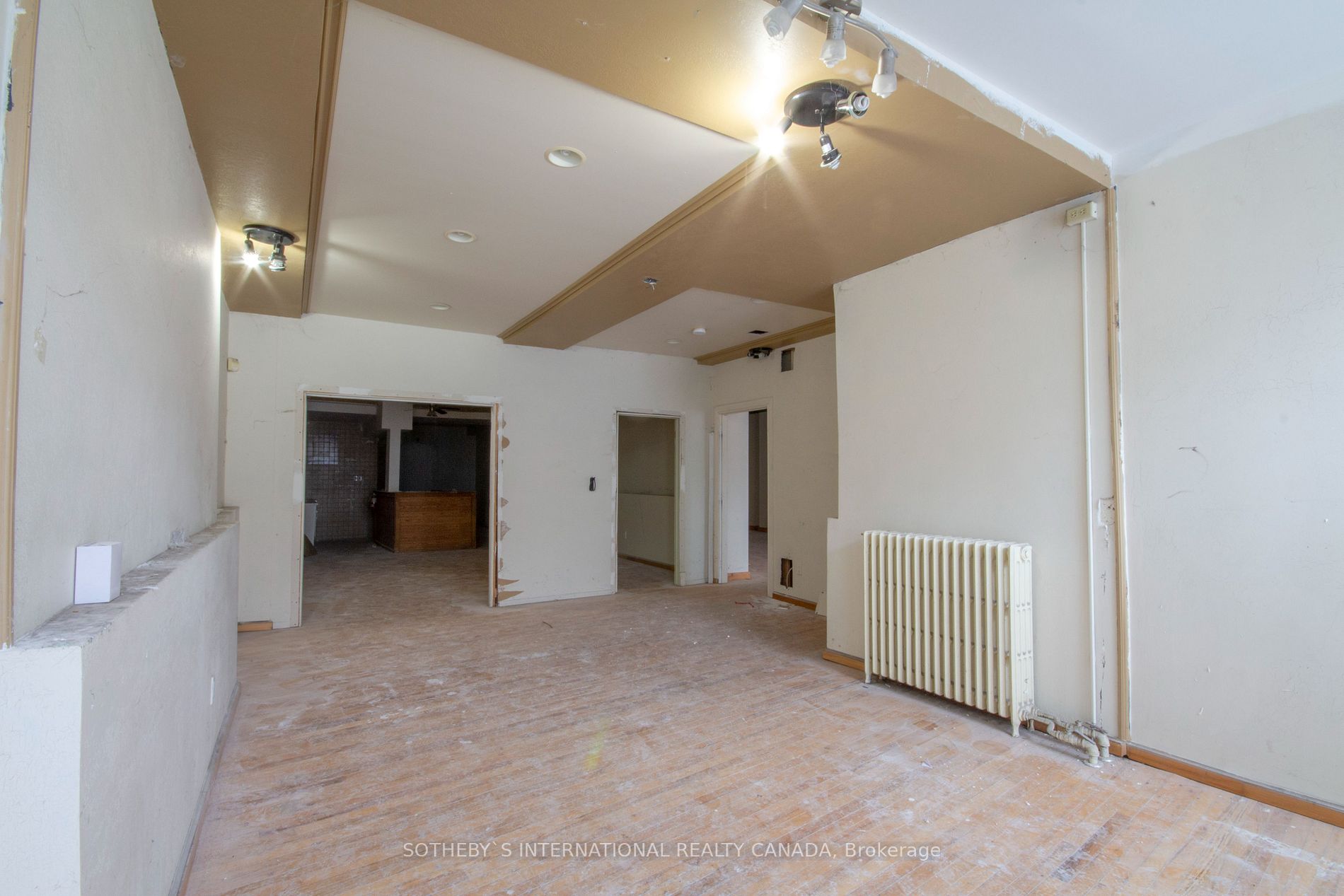 463 King St E
