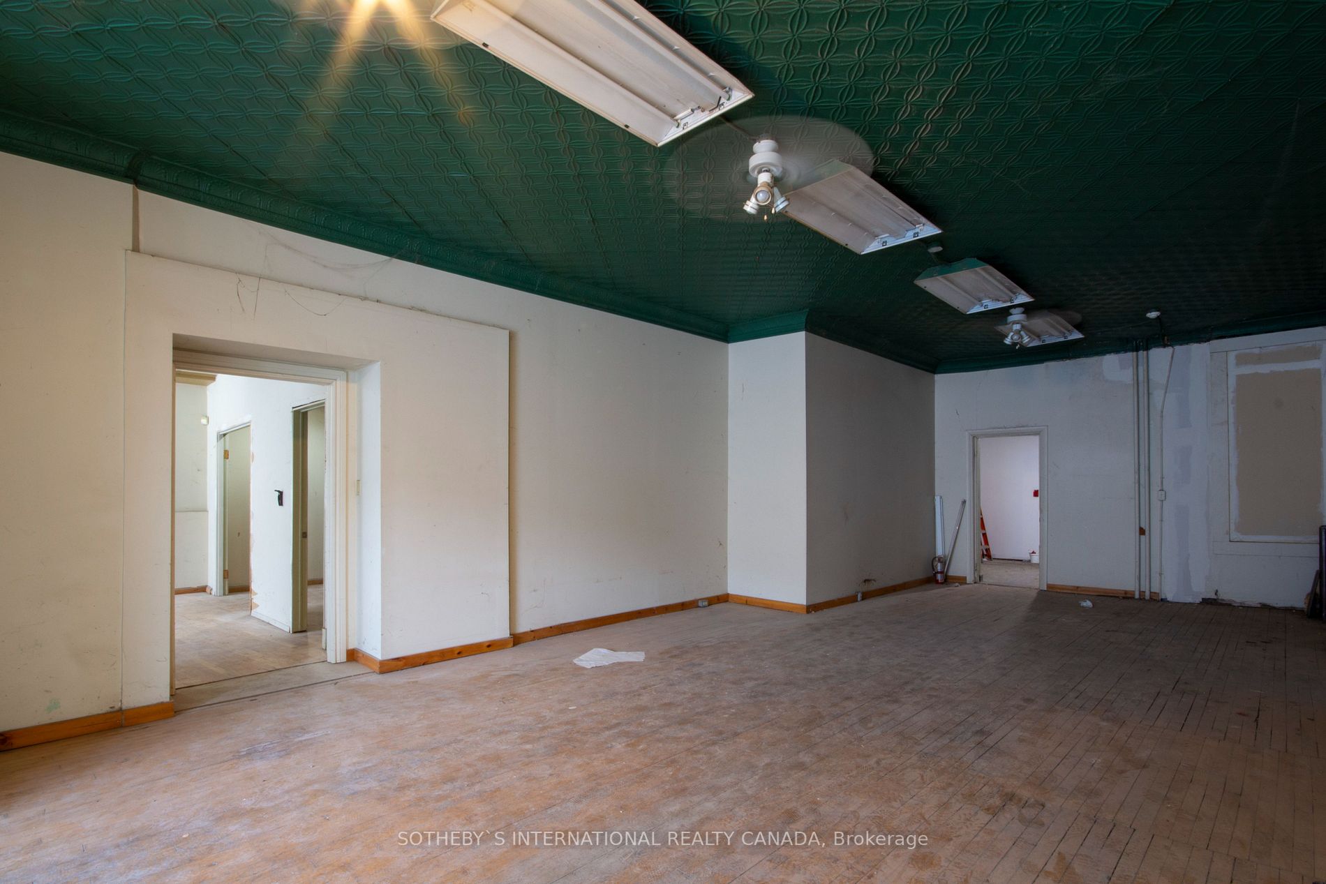 463 King St E