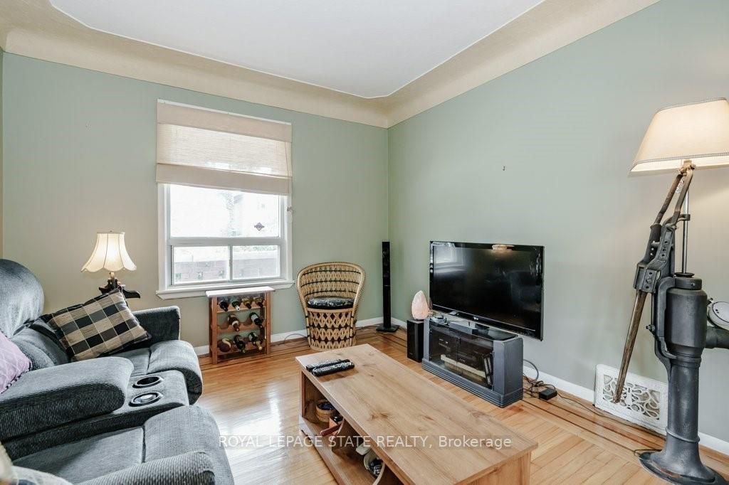 381-383 Macnab St N