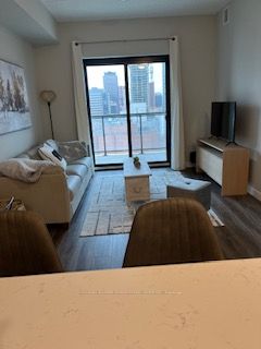 15 Queen St S, #813