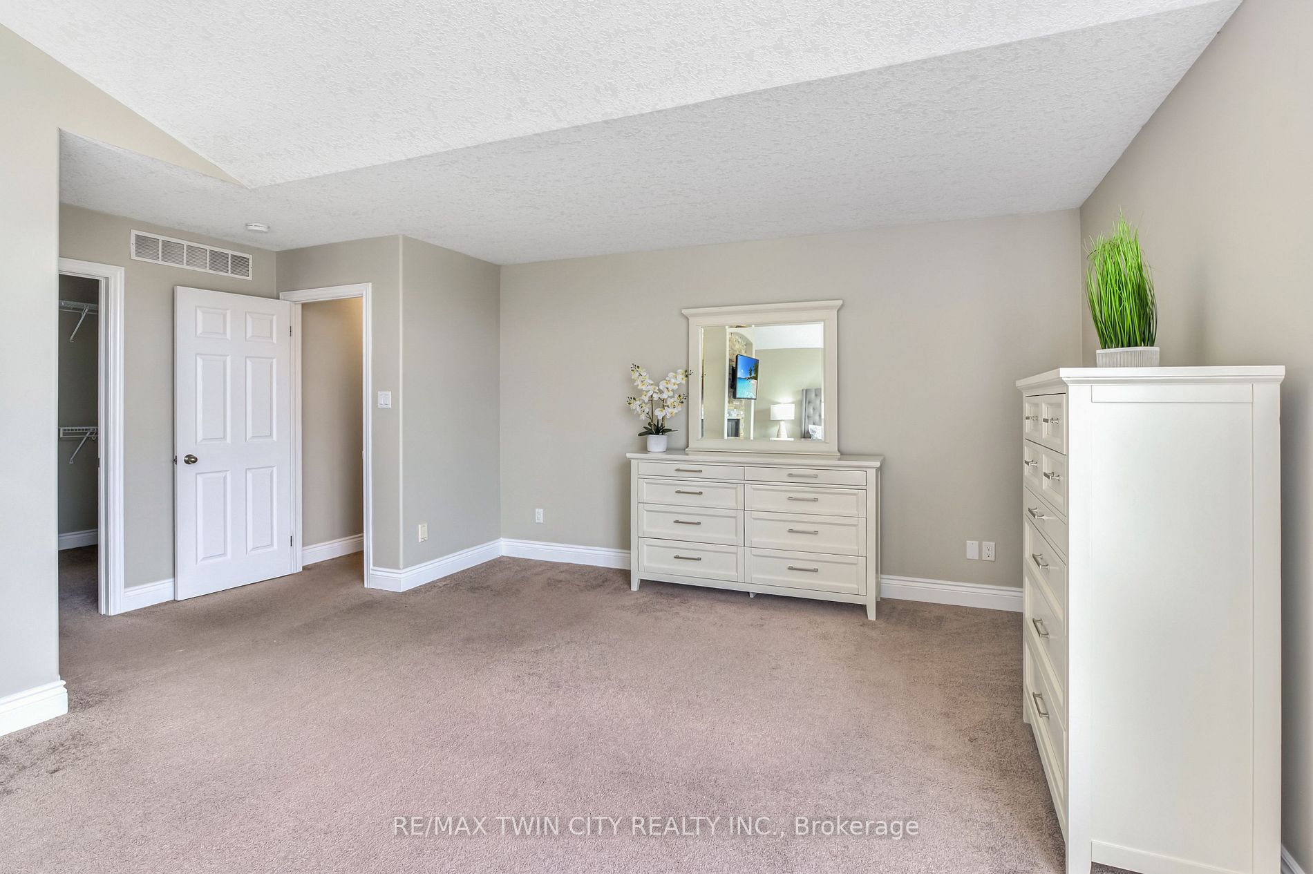 44 Plaza Crt