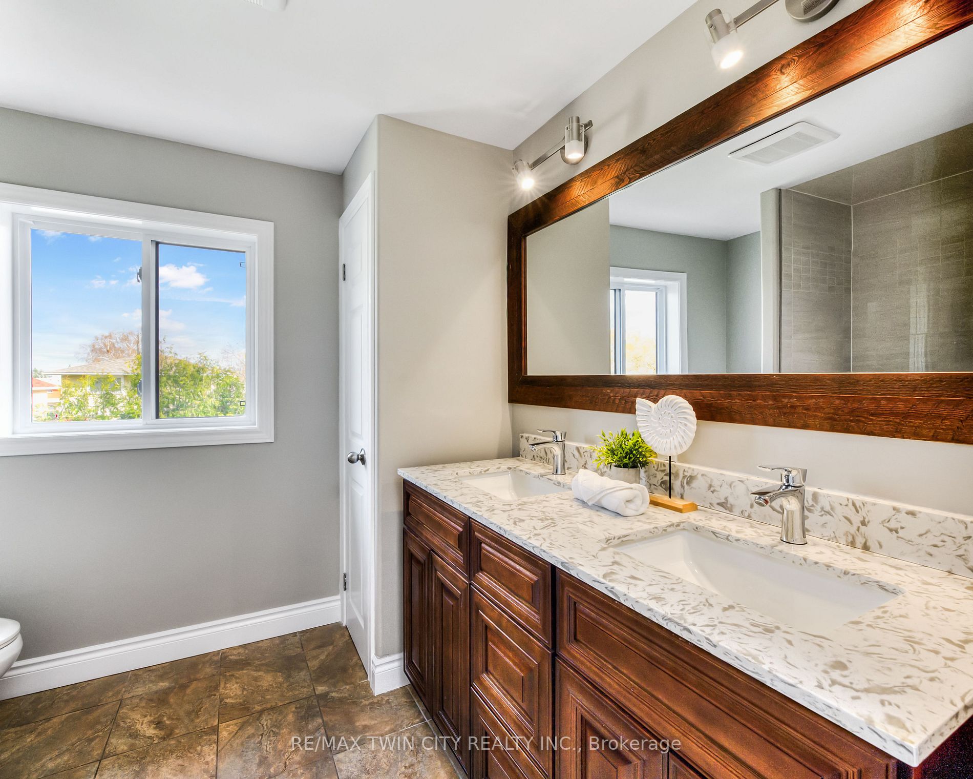 44 Plaza Crt