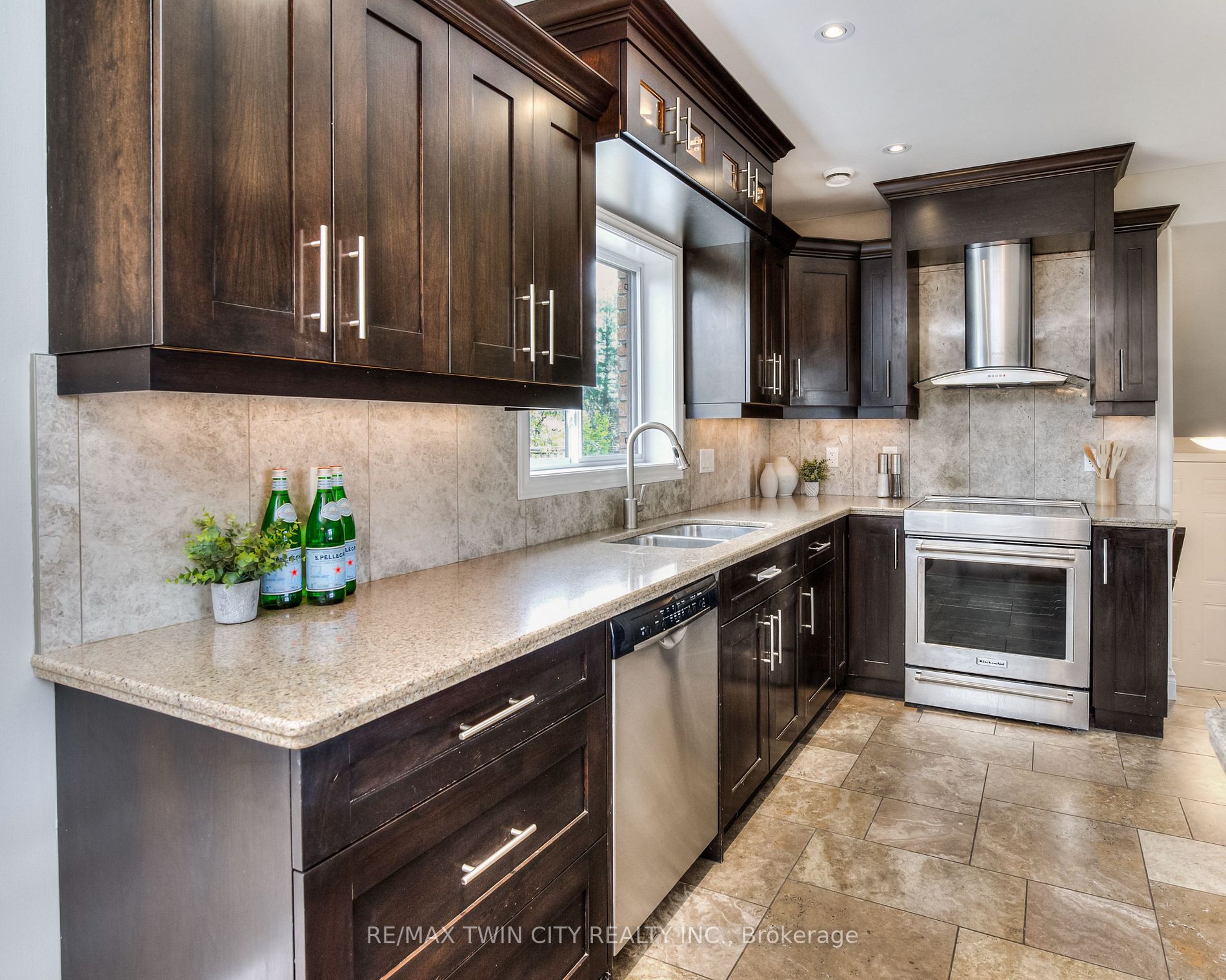 44 Plaza Crt