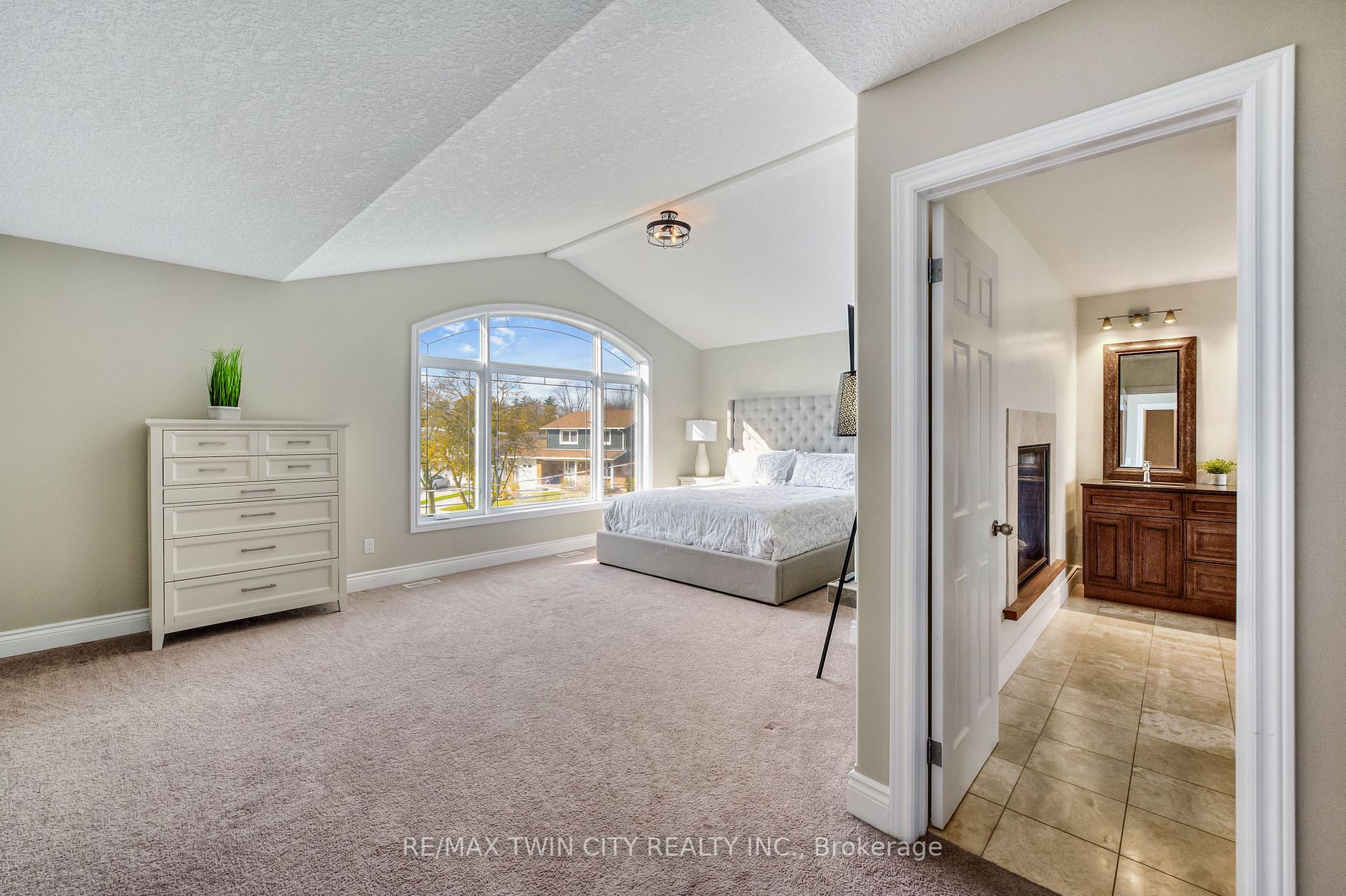 44 Plaza Crt