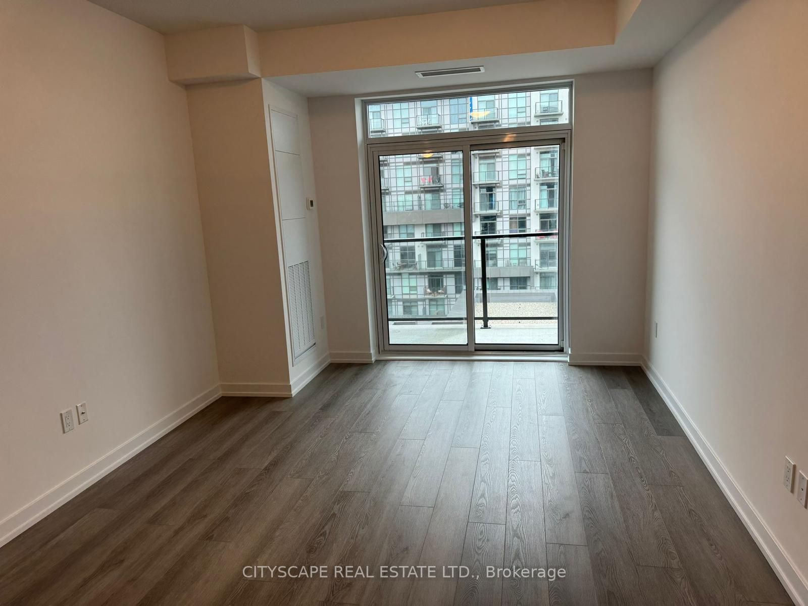 460 Dundas St S, #913