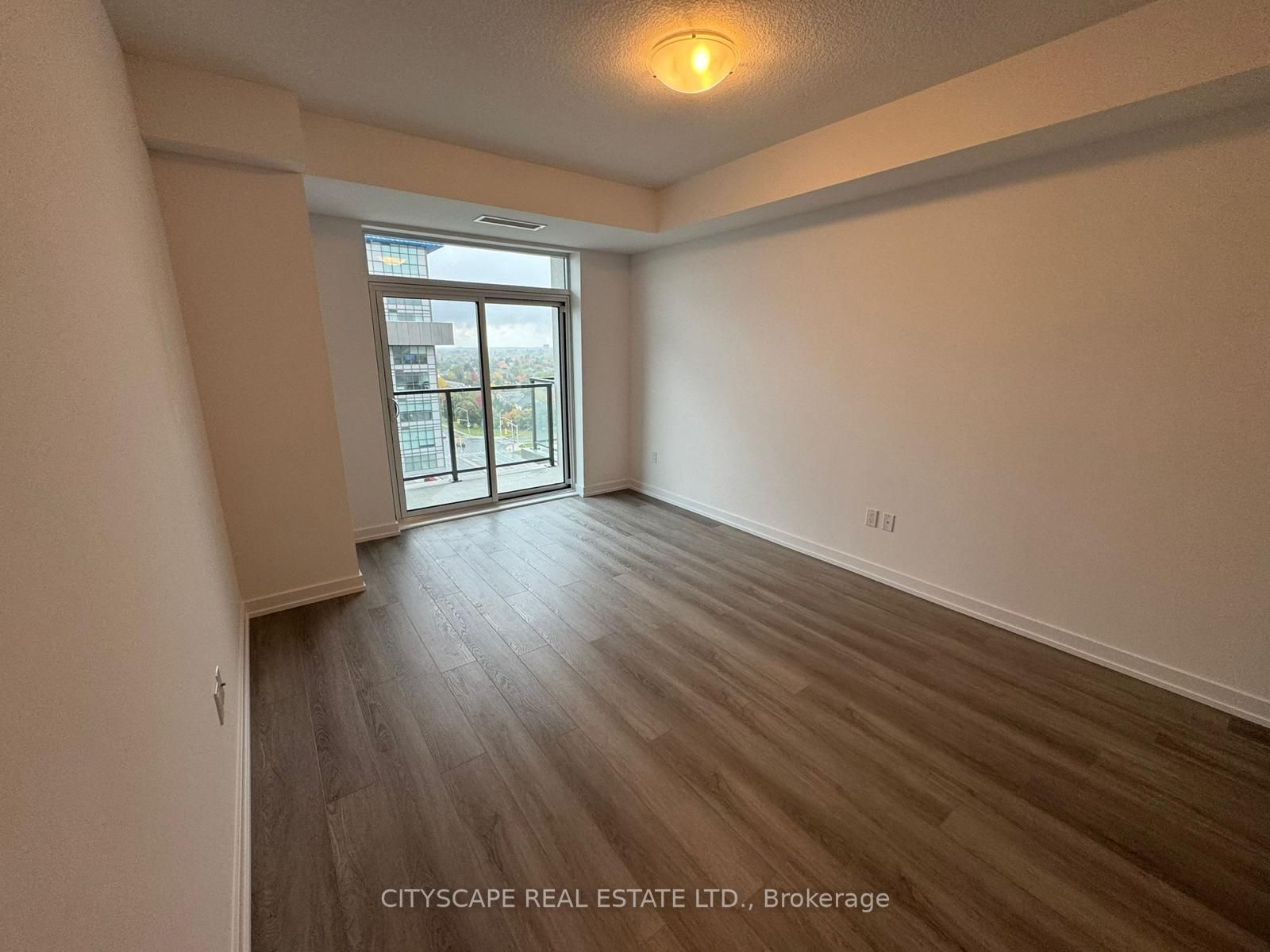 460 Dundas St S, #913