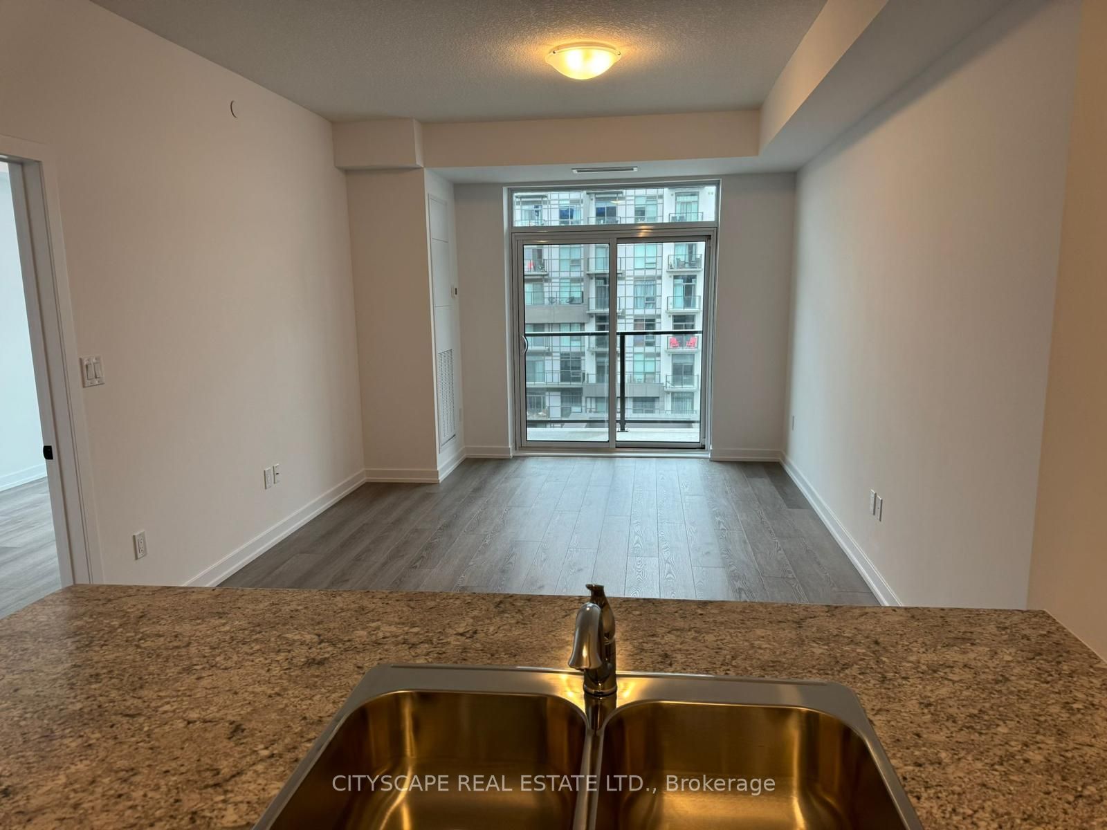 460 Dundas St S, #913
