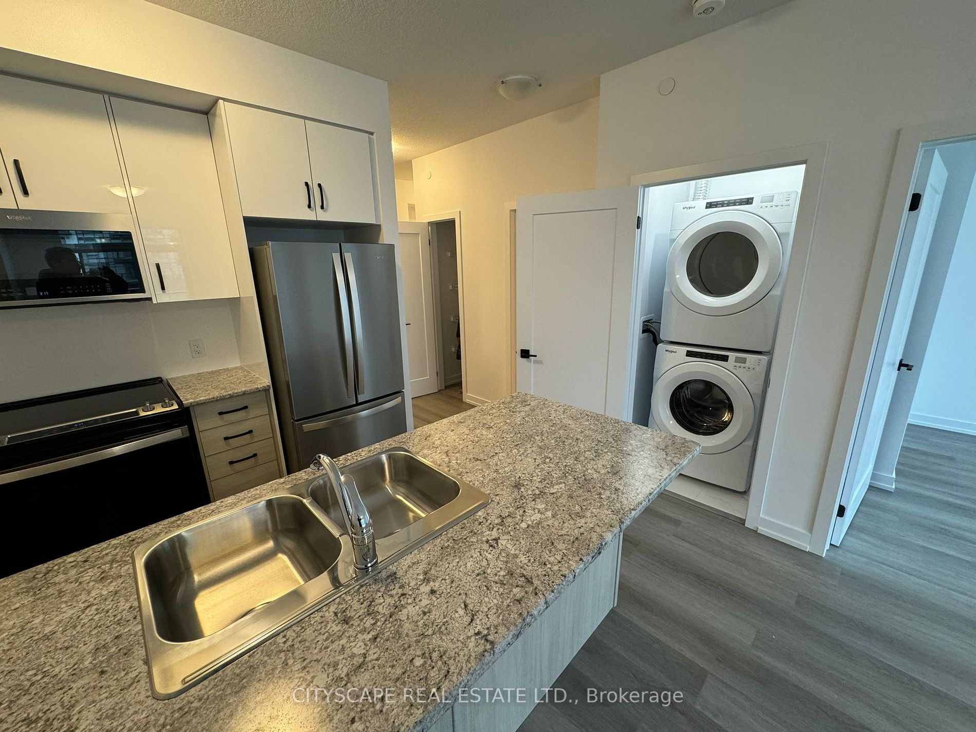 460 Dundas St S, #913