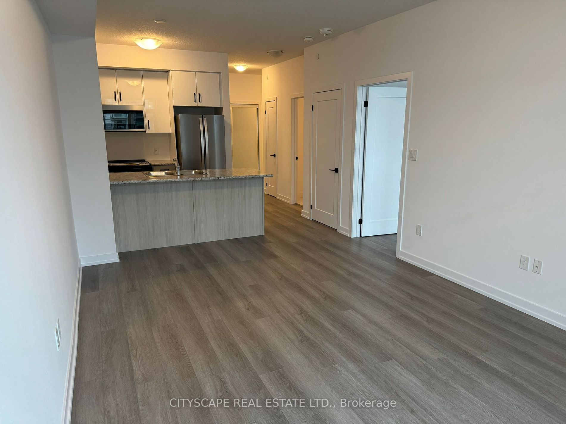460 Dundas St S, #913