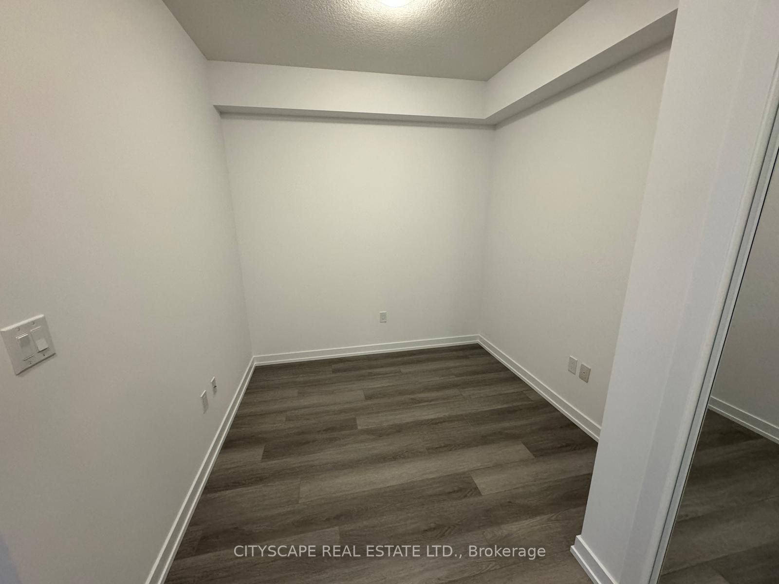 460 Dundas St S, #913