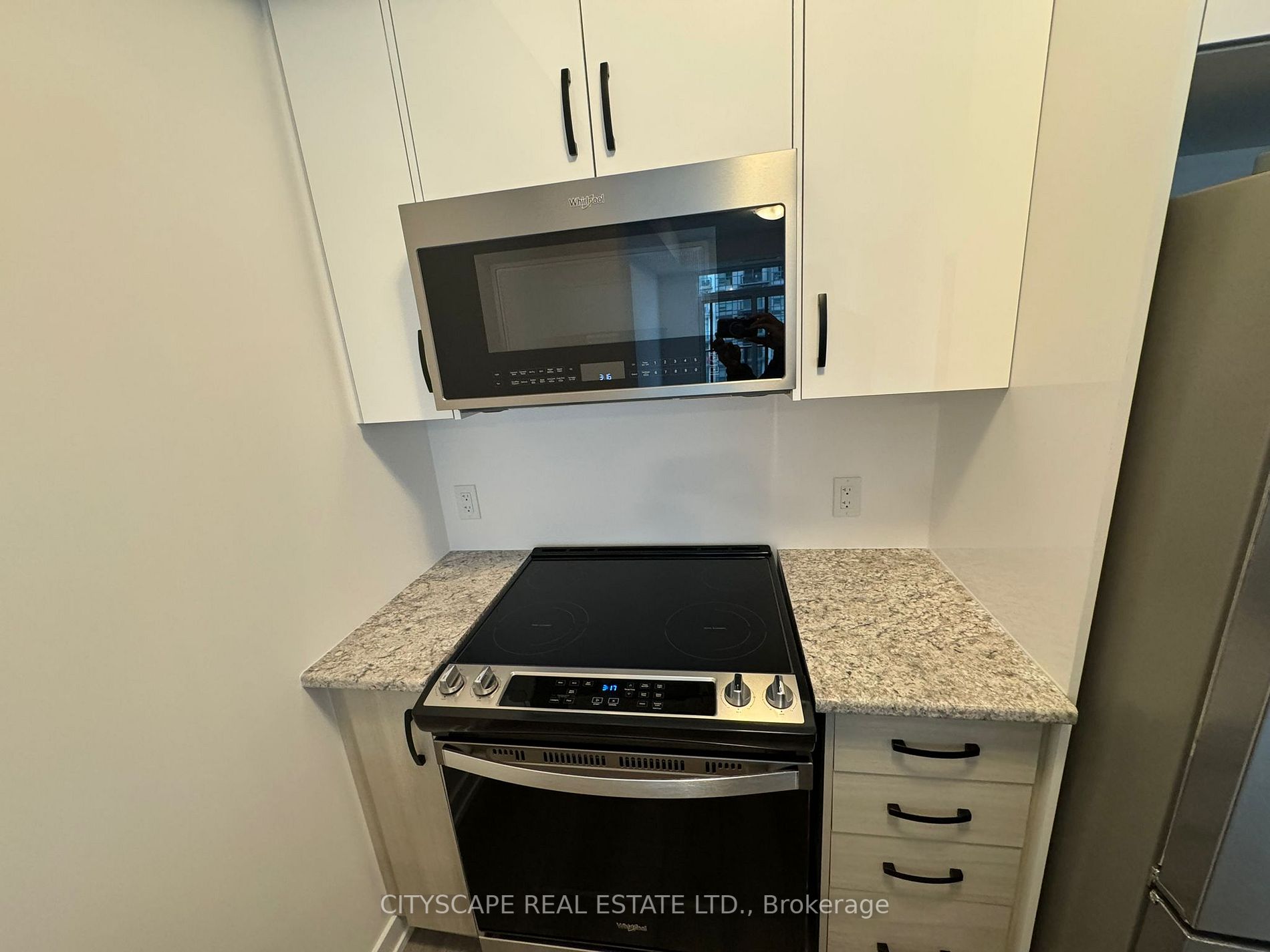 460 Dundas St S, #913