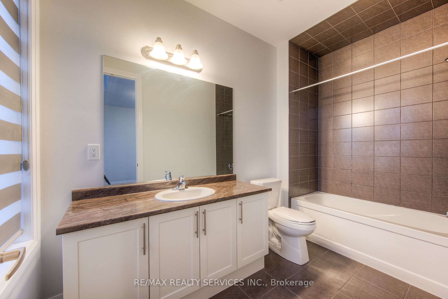 774 Queenston Blvd