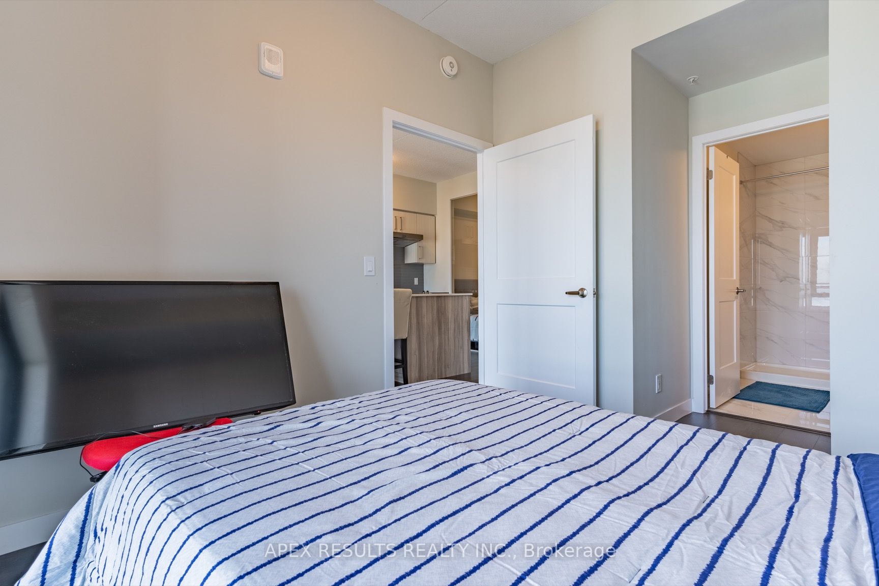 15 Queen St S, #2109