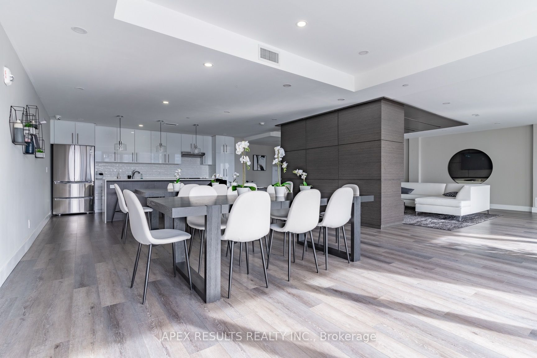 15 Queen St S, #2109