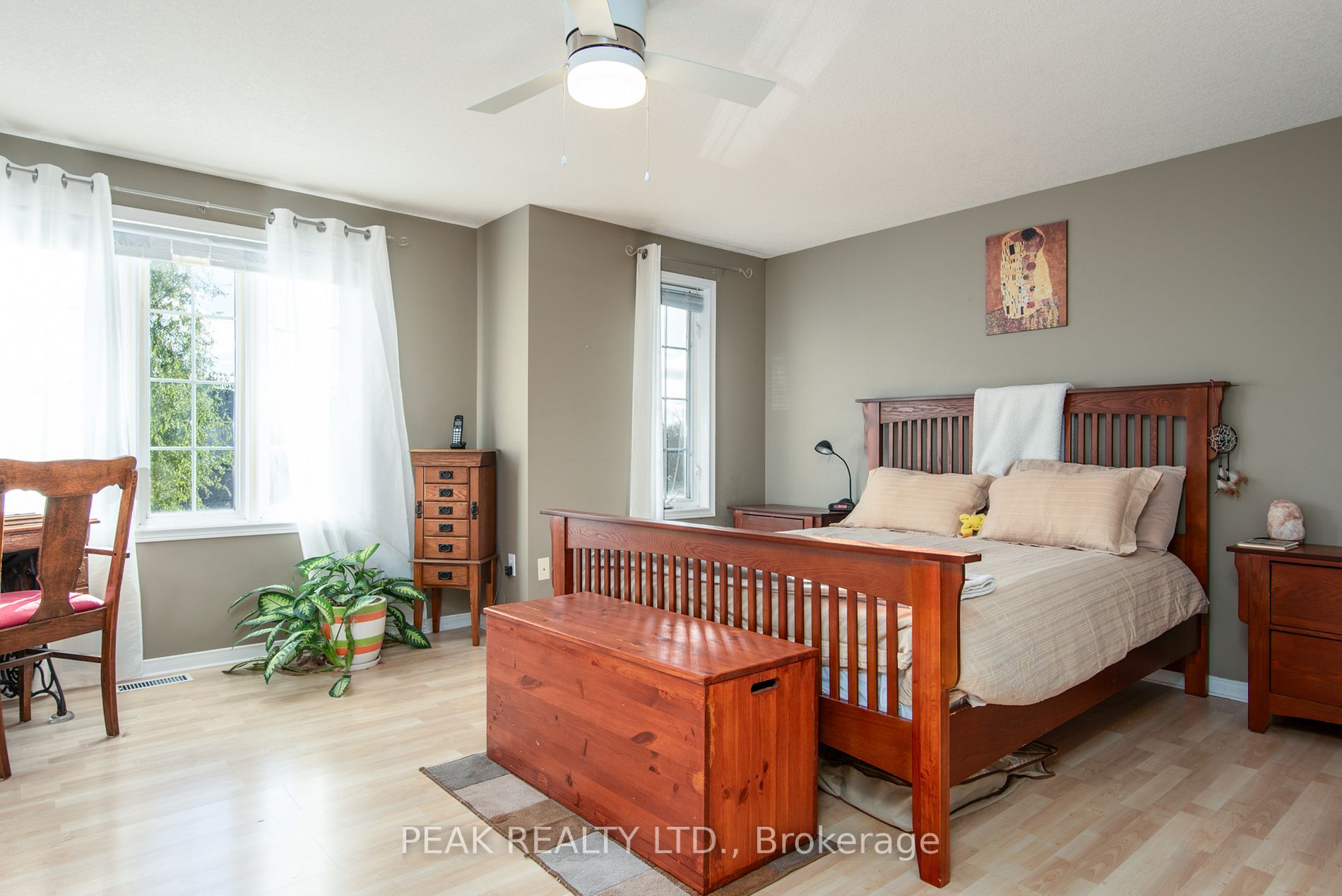 90 Chateau Cres