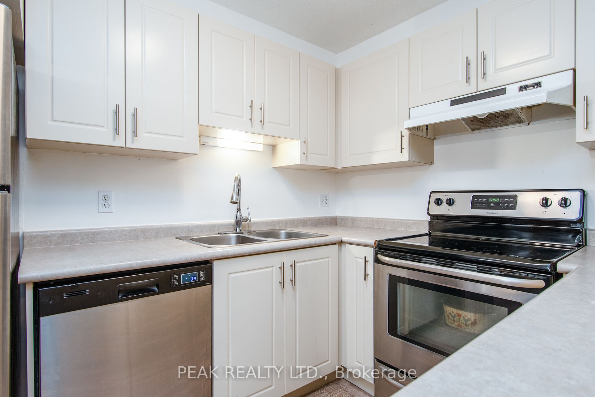 90 Chateau Cres