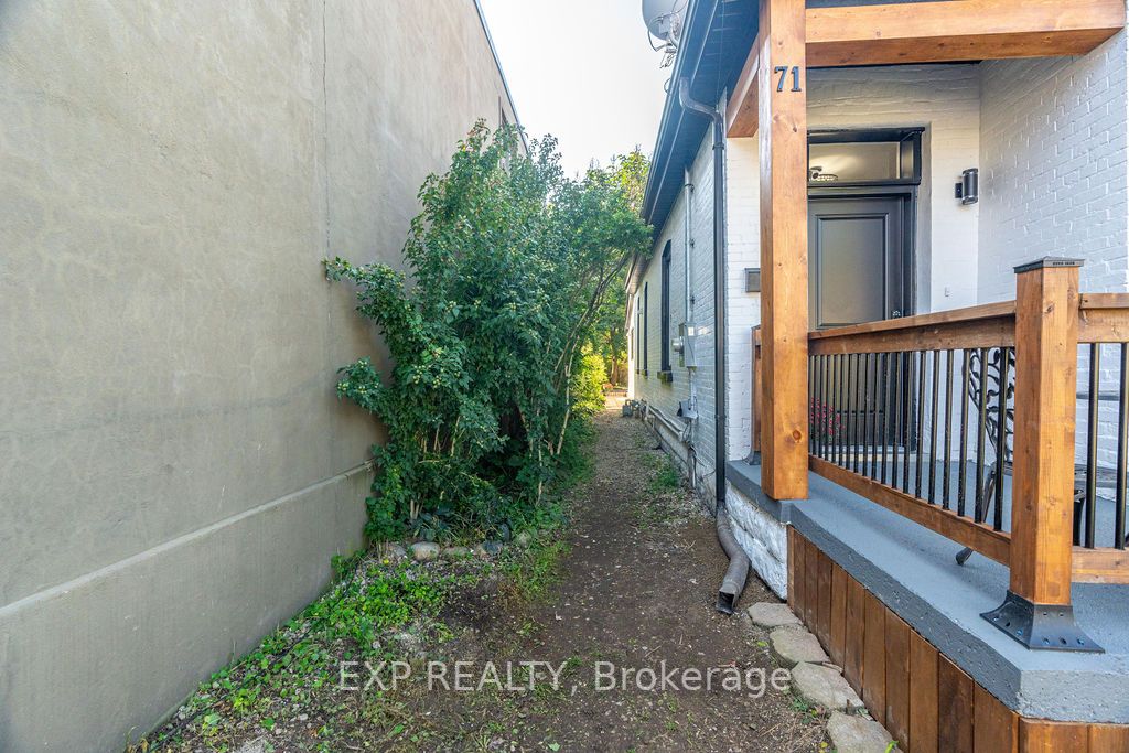 71 Briscoe St E