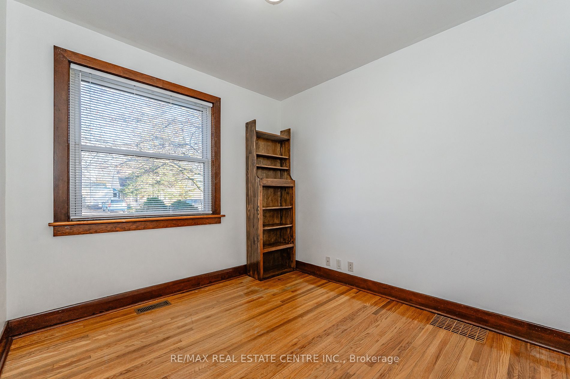 10 Vimy St