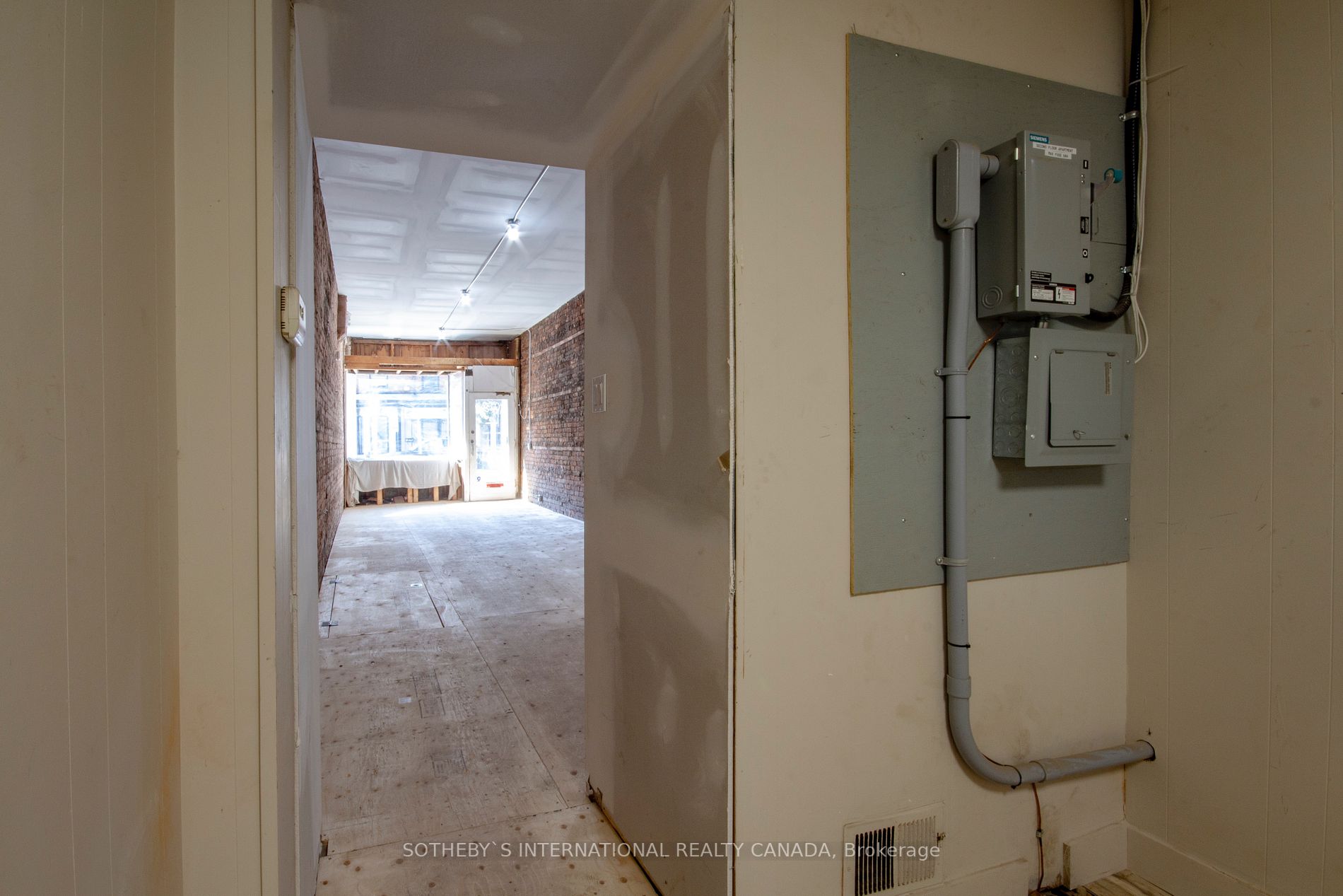 334 James St N