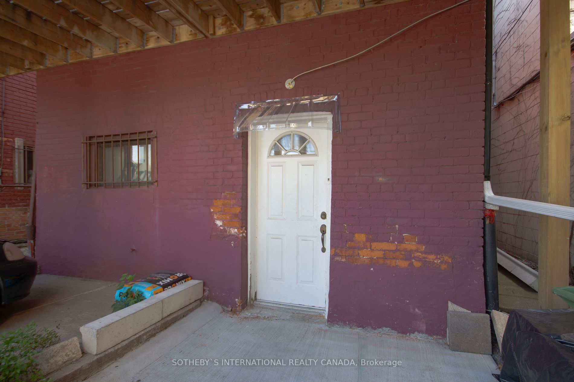 334 James St N