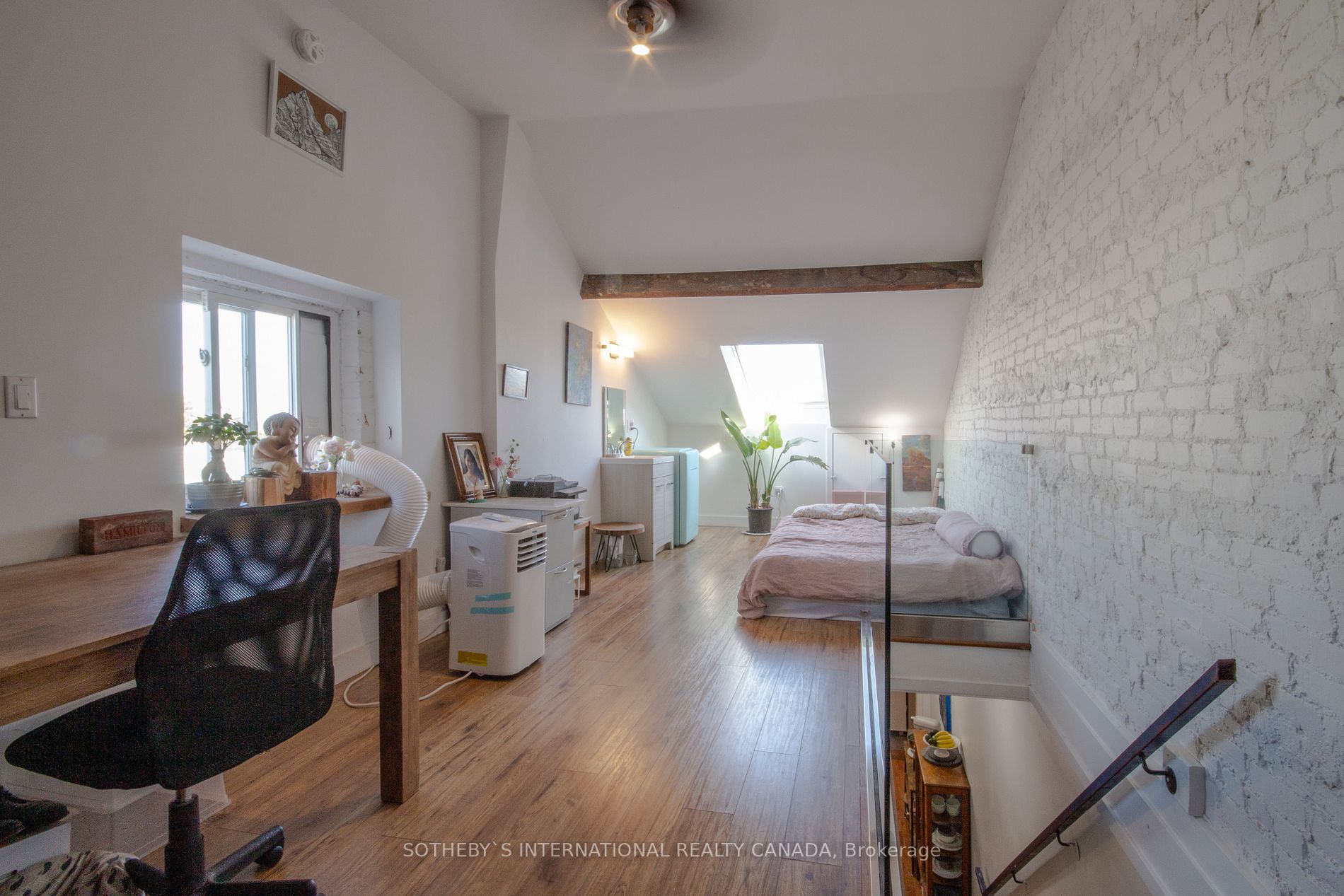 334 James St N