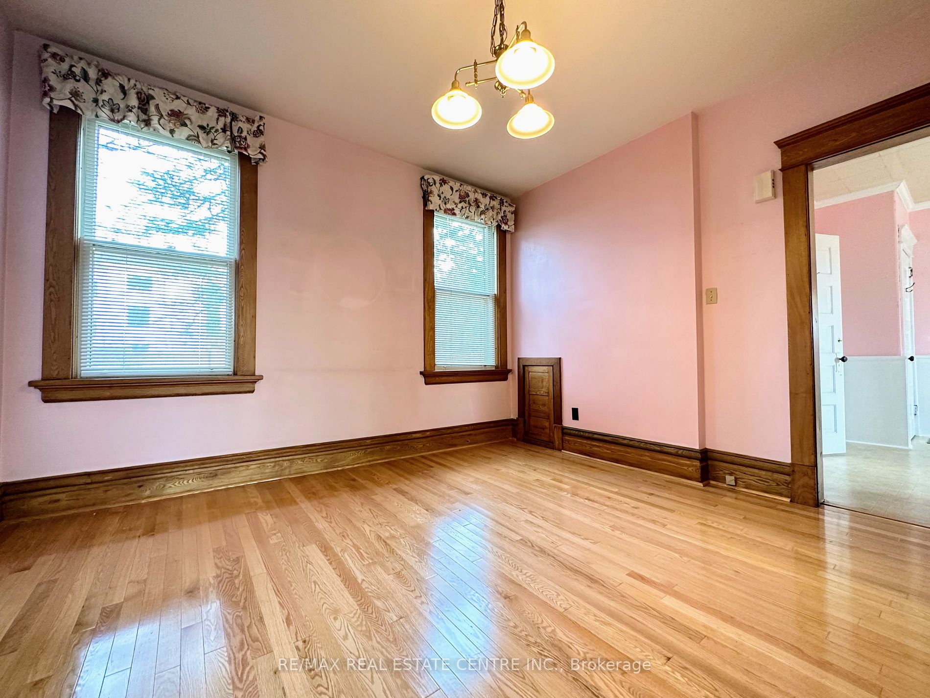 135 Elgin St N